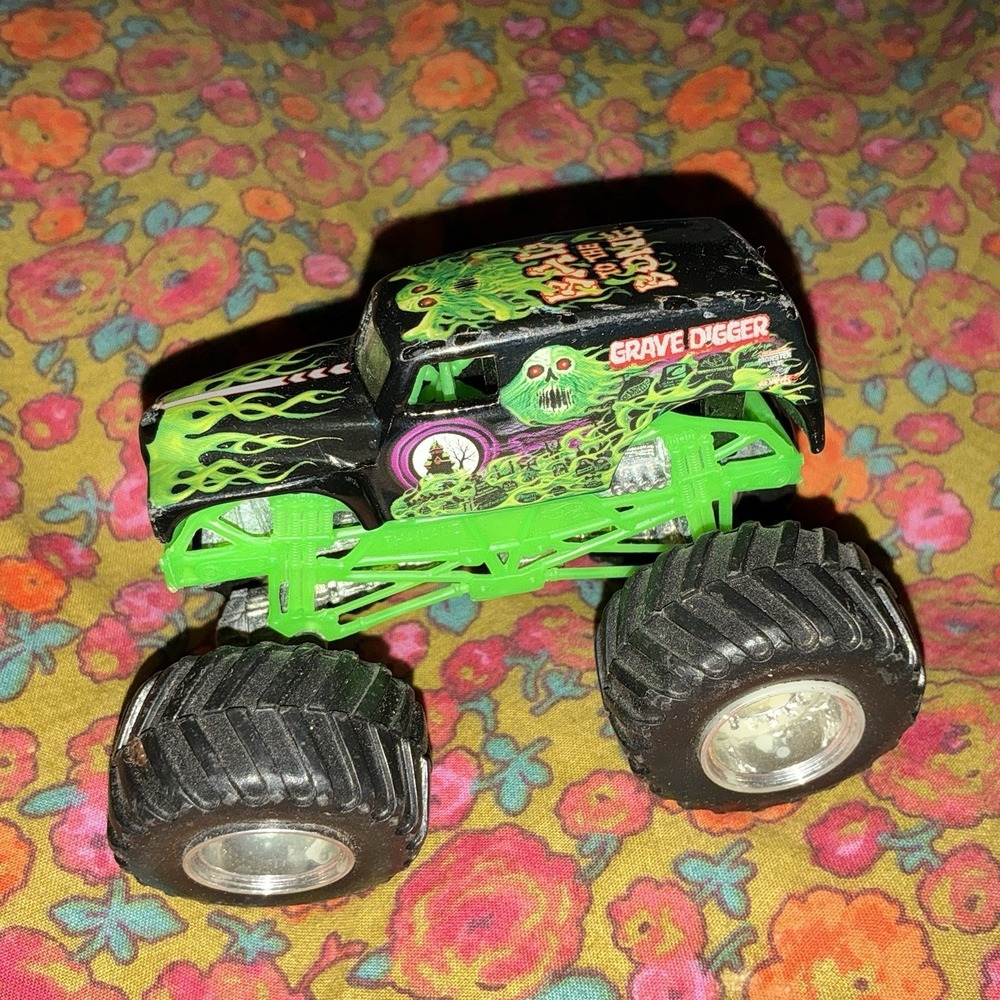 GRAVE DIGGER Bad To The Bone Hot Wheels Monster Jam Truck 1:64 Scale